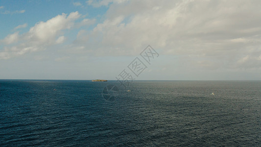 海景 蓝海 有云和岛屿的天空天线地平线鸟瞰图海洋热带蓝色海面假期景观天气图片