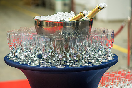 香槟加冰 放在桶里饮料派对冷却器水晶酒杯庆典冰箱奢华干杯液体图片