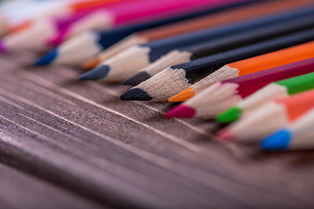 在木头上的彩色铅笔团体染色彩虹拼贴画蓝色生活橙子桌子工具绘画图片