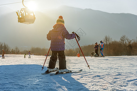 小男孩在山下滑雪图片