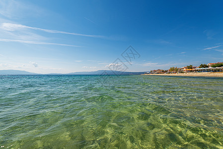希腊哈尔基迪基的帕拉丽娅福卡斯海滩风景假期稻草躺椅遮阳棚场景阳伞天蓝色蓝色海景图片
