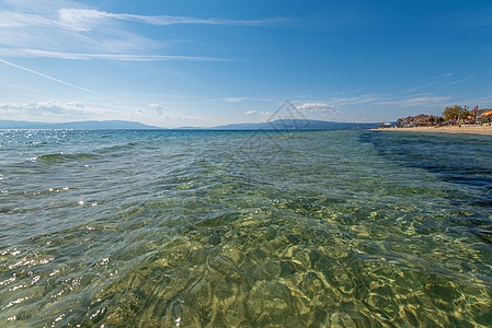 希腊哈尔基迪基的帕拉丽娅福卡斯海滩海岸海景遮阳棚阳伞太阳阴影躺椅半岛假期场景图片