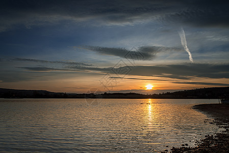湖边的日落如背景图片