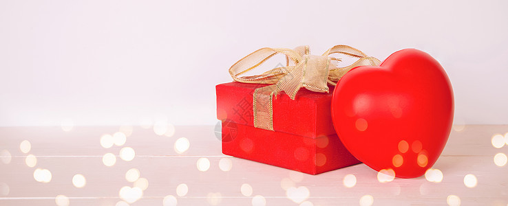 木桌上的红色礼盒和心形 有散景背景 爱情和浪漫 在庆祝活动和周年纪念日礼物 桌上有惊喜 生日快乐 情人节概念图片