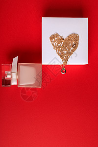 情人节 香水和一盒红色背面有链子的盒子金子吊坠假期首饰心形金属压痛祝贺瓶子情人图片