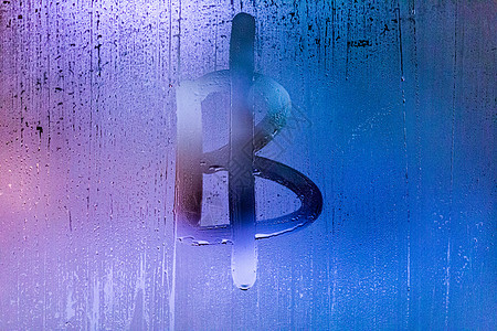 比特币符号  手写在夜窗的湿玻璃上情感财富窗户交易矿业密码货币通货交换黑板图片