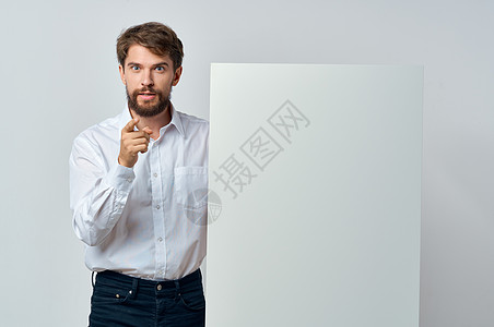 身穿衬衫的有情感情绪型商务人士持有横幅 复制空间演示商业广告工作室胡须男人空白木板白色男性海报图片