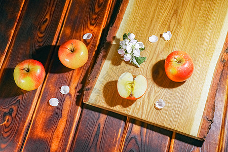 切削板上的苹果作为背景两个人桌子水果剪裁木头营养小吃团体全景食物图片