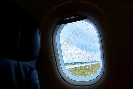 起飞前飞机起飞前的客机内部 雨滴中的舷窗天空蓝色喷射地面旅游机场下雨飞机航空公司飞行背景