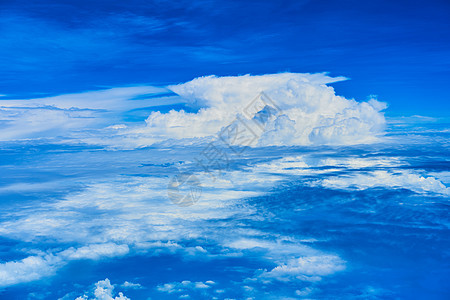 蓬松的白云景观在深蓝的天空上 从高空飞机上看天堂阳光自由太阳天际墙纸蓝色天线场景空气图片