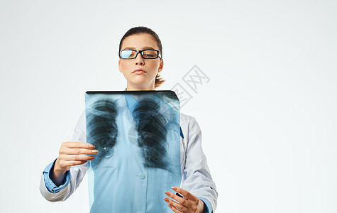 戴眼镜的医生和手拿着X光片的医学长袍工作考试女士胸部护士检查职业病人办公室x射线图片