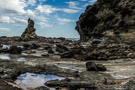 从澳大利亚海岸线的水中涌现的尖锐和粗糙的悬崖岩石图片