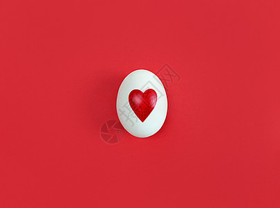 红色背景中带心形的白蛋背景图片