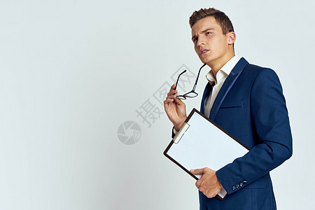 身穿戴眼镜的西装男商务人士证件 官方灰色背景男人微笑套装办公室企业家男性工作经理职业生意人图片