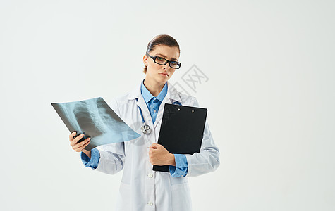 妇女医生检查以光背景 作物观察的浅面胸部X射线疾病外科x射线考试保健护士病人医师工作诊断图片