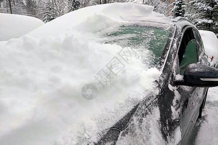 从大雪中清理一辆车 洗得干干净净图片