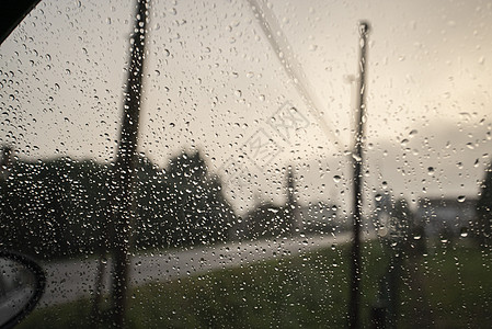 雨滴落在车窗上图片