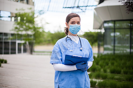 保健护理设施前的年轻女性主要工作医生EMS ICU设施图片