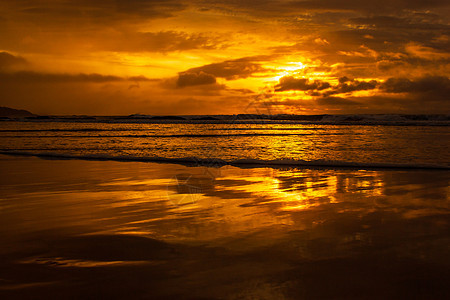一生一次美丽的印度洋日出 海浪在大洋路上破碎 维多利亚 澳大利亚旅行地平线海洋海滩阳光橙子天空海岸线反射戏剧性图片