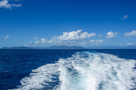 在大船身后 美丽的觉醒波 游客在大堡礁上潜水 用蓝色的山马背景 沙发 澳洲图片