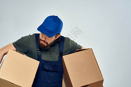 男子在工作制服工装箱送货装卸服务商务人士重量工作室商业货物邮政成人工人船运图片