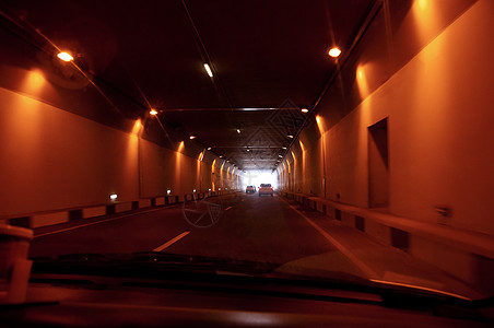 公路隧道 尽头灯光照亮的高速公路隧道图片