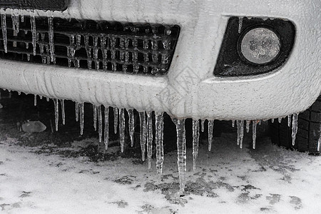 汽车上的雪被雪覆盖街道高清图片