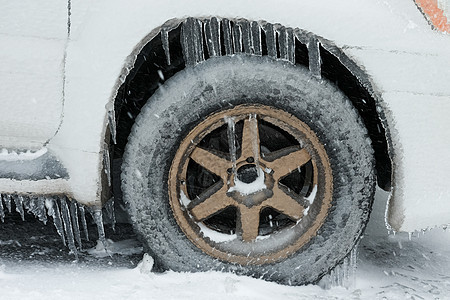 汽车上的积冰和冰棒 冷冻车轮的紧闭天气暴风雪车辆降雪气候冰柱旅行温度街道风暴图片