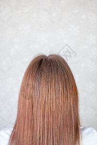 一个长长 直直和美丽的棕色头发的女孩 在家里照顾头发假发广告洗发水香脂魅力女士化妆品皮肤女性光泽度图片