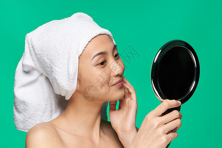 看着镜子 头部用毛巾遮着干净的皮膚温泉肤色身体烘干面具成人女性脸颊女士福利图片