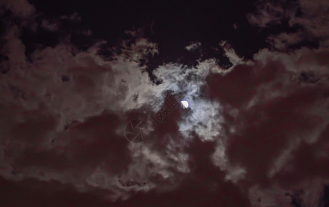 满月在天空中 有云彩天文学戏剧性时间卫星月球月光行星星星宇宙蓝色图片