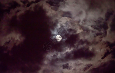 满月在天空中 有云彩场景宇宙月光星星蓝色时间天文学戏剧性行星月球图片