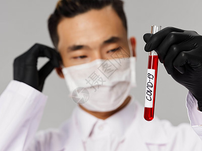 红色血液亚洲男性保护面罩 黑色手套 血液生物化学用血背景