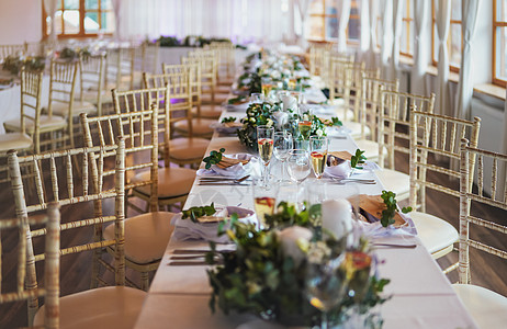 举行婚礼礼堂时准备的装饰桌和餐板 浅深度现场照片图片