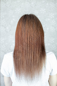 一个长长 直直和美丽的棕色头发的女孩 在家里照顾头发理发黑发女性香脂化妆品奢华发型长发假发广告图片