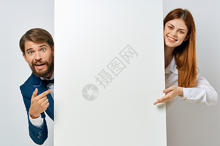 白人海报展出空间 复制版面的空格男人夫妻空白展示卡片快乐女性推介会木板商业图片