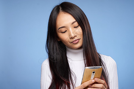 女人亚洲外观电话手通信技术生活方式蓝色背景互联网发型女性乐趣微笑横幅手机惊喜工作室喜悦图片