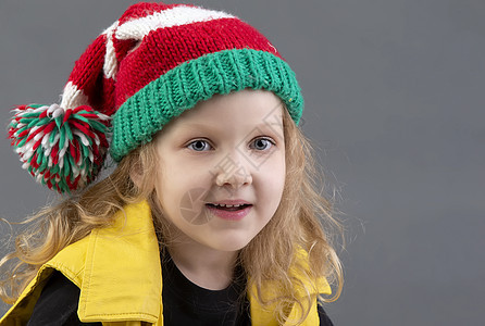 戴着圣诞帽子的有趣的小女孩侏儒女性女孩孩子幼儿园庆典喜悦童年假期乐趣图片