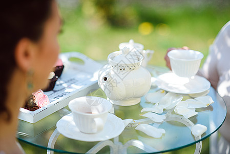 茶叶喝黑茶 加瓷杯和茶壶茶具闲暇女性茶杯礼仪女士浪漫快乐女孩休息图片