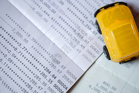黄玩具车在最上视图上贴了一张银行通行证簿图片