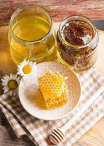 特写蜂窝 在玻璃罐中加蜂蜜盘子薰衣草生态食物橙子乡村生物餐巾木板甜点图片