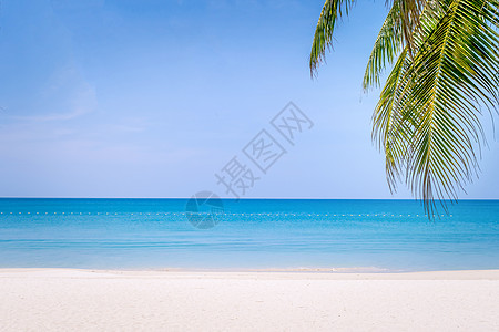 热带自然干净的海滩和白色沙子在夏天有太阳浅蓝天背景假期蓝色海洋季节天空天堂辉光海浪太阳旅行图片