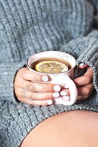 早上 女性手握着一杯加柠檬的热茶 年轻女性在放松茶杯手指毛衣女士制品早餐陶瓷季节饮料美甲女孩图片