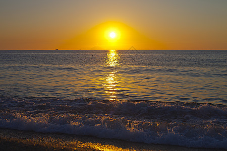 海面上的红日落 美丽的日落橙子阳光蓝色海洋天堂地平线海滩天空旅行季节图片