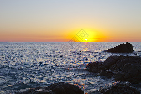 落山在岩石海岸 蒂罗亨尼亚海天空太阳晴天海滨支撑地平线海洋阳光橙子海浪图片
