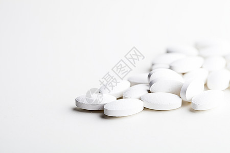 白药丸堆在白底幕上疾病药物药店疼痛制药止痛药白色科学医疗抗生素图片