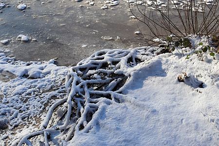 在阳光明媚的一天 雪覆盖了欧洲北部冰冻湖泊景观金子裂缝风景太阳旅行蓝色季节气候日落天气图片