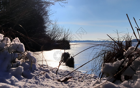 在阳光明媚的一天 雪覆盖了欧洲北部冰冻湖泊景观旅游裂缝地平线反射蓝色天气气候季节天空旅行图片