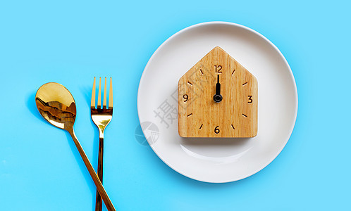金勺和叉子 蓝色背景厨房食物桌子服务早餐勺子刀具木头盘子银器图片