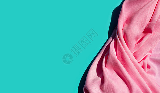 蓝色背景上的粉红色女式披肩墙纸打印织物材料女性沙漠海浪服装店脖子边缘图片